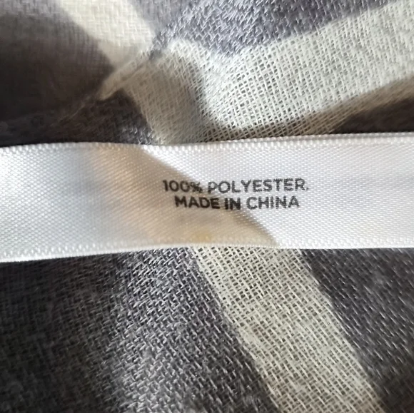 ​Ann Taylor Gray & Black Giraffe Print Scarf - Bold Animal Print Accessory - Picture 2 of 4